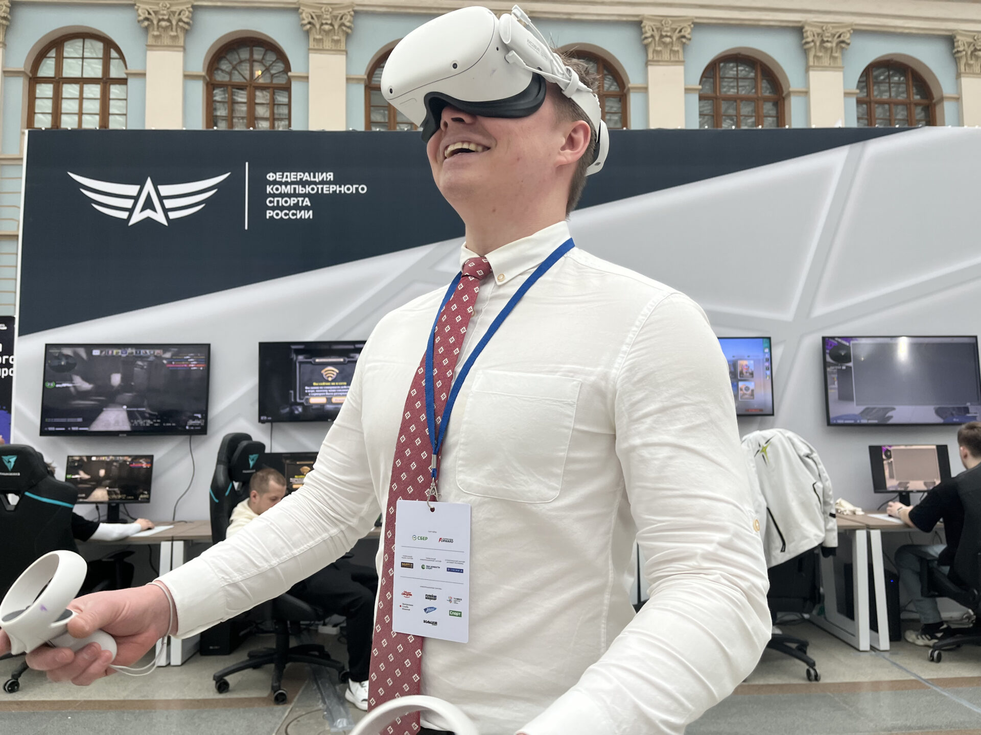 Участник в VR-шлеме у стенда с экранами